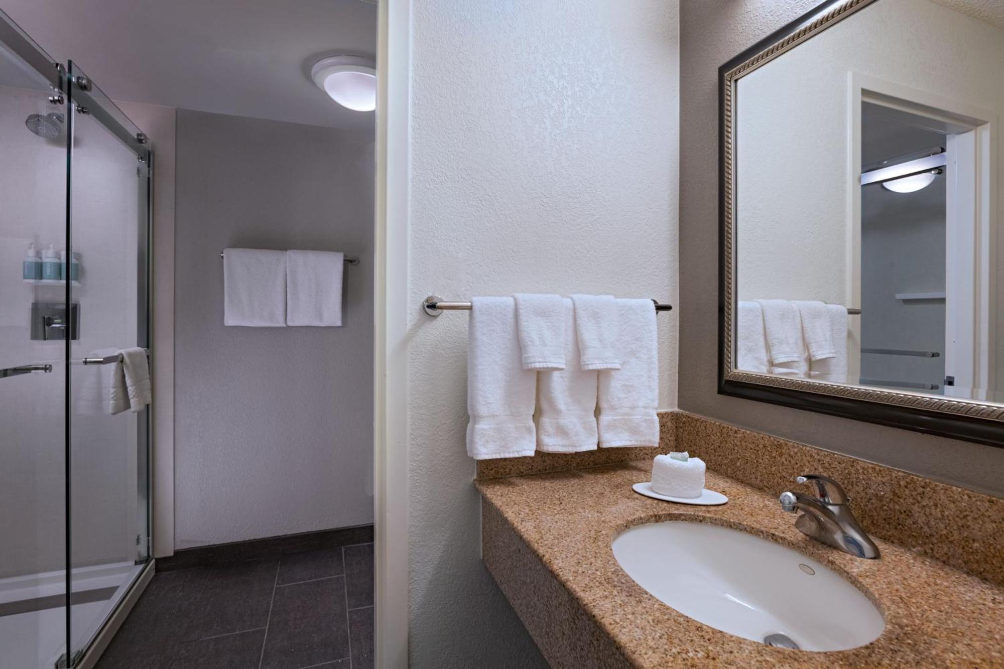 Courtyard By Marriott Dallas Arlington Entertainment District Екстер'єр фото